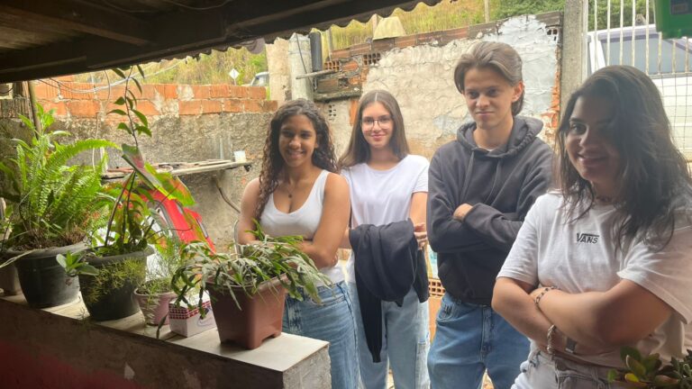 Imagem alunos na Comunidade 3